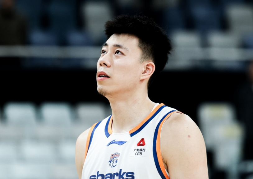 乐鱼体育-23连胜追平姚明时代纪录！上海横扫山东 张镇麟9+6+7约翰逊36分
